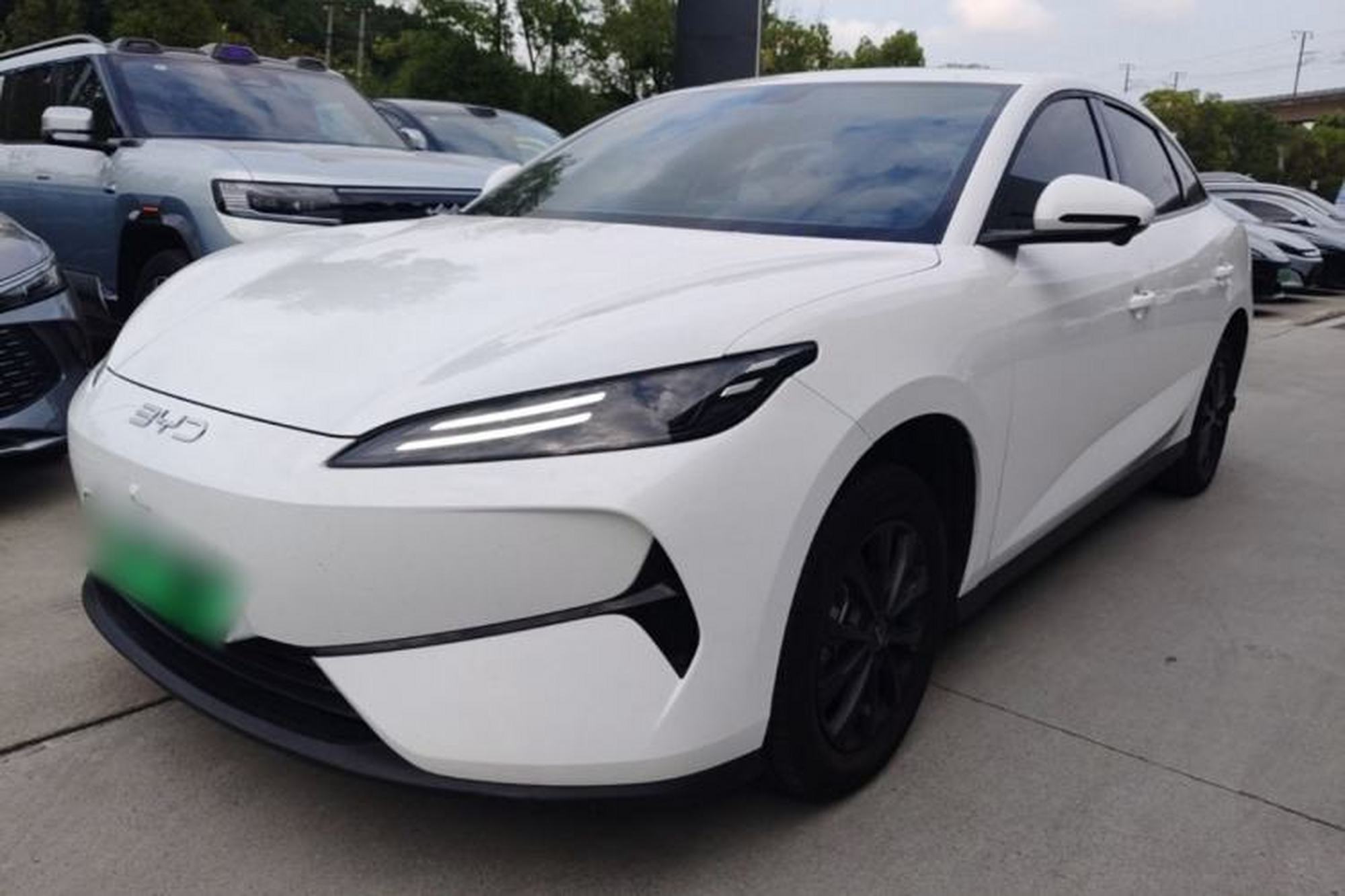 BYD e7