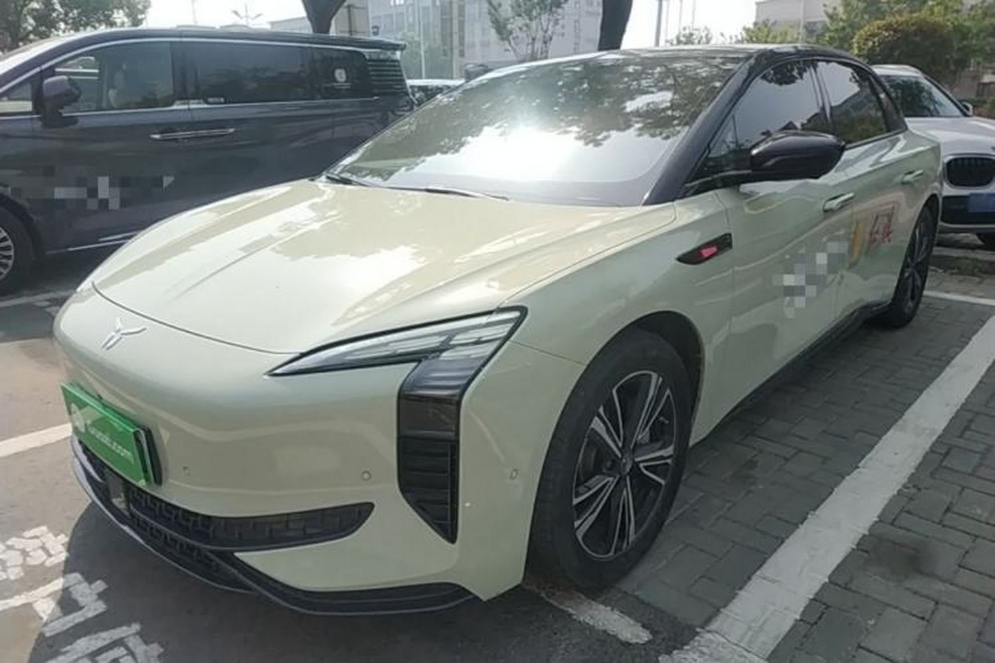 HongQi EH7